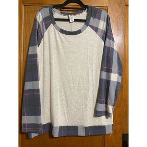 Lightweight raglan style shirt